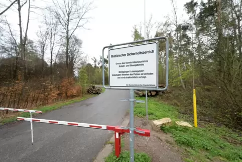Betreten verboten: Nato-Straße und militärischer Sicherheitsbereich der Bundeswehr in den Speyerer Sanddünen.