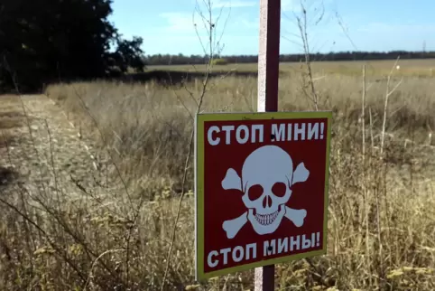 „Halt, Minen!“, heißt es auf Russisch und Ukrainisch auf diesem Schild in der Region Charkiw. 