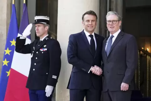 Antreiber der Koalition: Der französische Präsident Emmanuel Macron (Mitte) begrüßt den britischen Premierminister Keir Starmer 