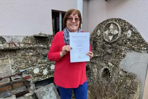 Christa Bug wurde mit der Ehrennadel des Landes für ihr langjähriges Engagement ausgezeichnet. 