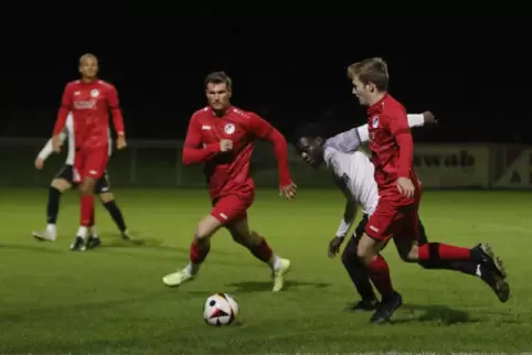 Szene aus dem Hinspiel: Der Rüssinger Franck-Olivier Koloko Njampouop (in Weiß) kommt im Duell mit Jan-Eric Barz vom TuS Steinba