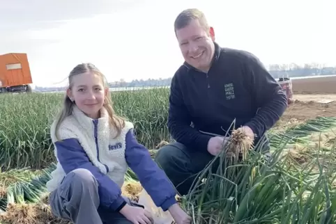 Lena Sahler hilft ihrem Vater Steffen bei der Ernte. 