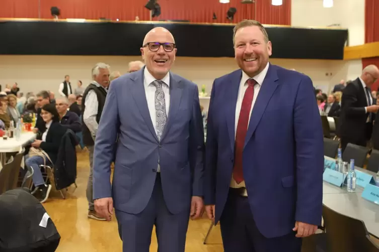 Volker Po&szlig; (links) &uuml;bergibt sein Amt an Mike Sch&ouml;nlaub (rechts). 