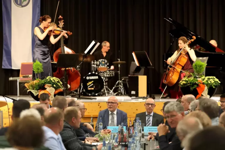 Die besondere Ratssitzung wird mit Musik untermalt. 