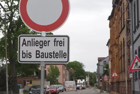 Die Landauer Straße wird auf Höhe des Bahnhaltepunktes gesperrt. Das Foto entstand bei einer Sperrung im Mai 2021.
