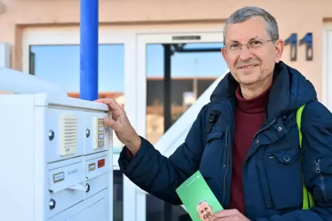 Kandidiert für die Grünen: Helmut Großmann beim Haustürwahlkampf.