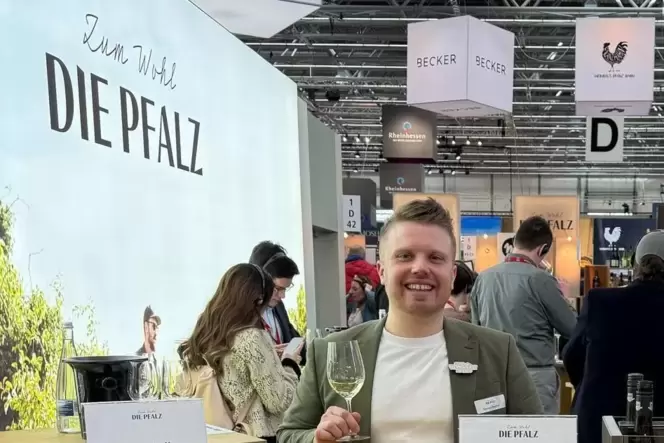 Manuel Reuther präsentierte sich auf der ProWein mit Anstecknadel als Pfälzische Weinhoheit am Stand der Pfalzwein-Werbung.