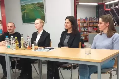 Die Expertenrunde Nachhaltigkeitsbotschafter in der Stadtbücherei Wörth (von links): Bildungsreferent Gregory Mohr, Sozialminist