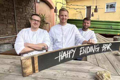 Auch im Außenbereich wollen sie Gäste empfangen: Christian Saul (Mitte) und seine beiden Köche Patrick Mann (links) und Lukas We
