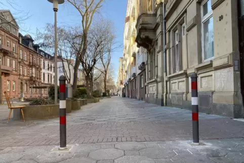80 Poller sollen illegales Befahren und Parken der Fußgängerzone im Hemshof verhindern. 