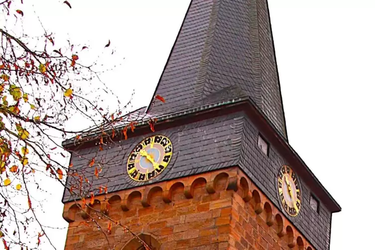 Sommerzeit: Sie bringt nicht nur die Kirchturmuhr der neugotischen Kirche n Wallhalben aus ihrem uralten Zeittakt.