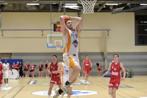 Trifft und trifft: Marko Dordevic von den Ahorn Camp Baskets, hier gegen die Würzburger Basketball-Akademie.