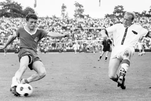 Peter Bernhardt (links) in der Saison 1965/66, in der er mit dem FK Pirmasens Regionalligameister wurde und in der Bundesliga-Au