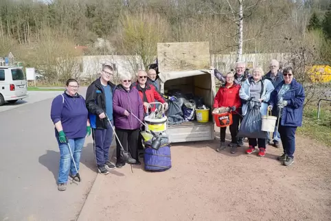 Elf Helfer der Pfälzerwaldverein-Ortsgruppe Contwig haben einen ganzen Anhänger Müll gesammelt. 