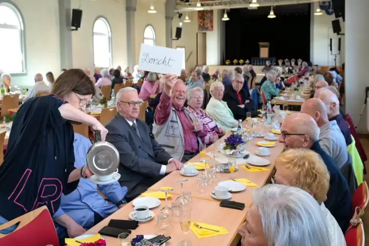 Gute Laune: Nur fröhliche Gesichter gab es am Freitag beim Seniorennachmittag der Ortsgemeinde Dudenhofen in der Festhalle.