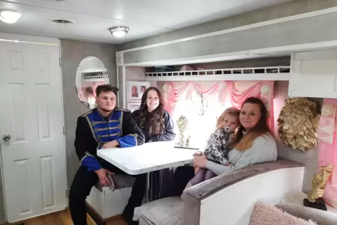 Leben im Wohnwagen: Angie Lauenburger mit der kleinen Cathy und Sohn Maurice mit seiner Freundin Esra. 