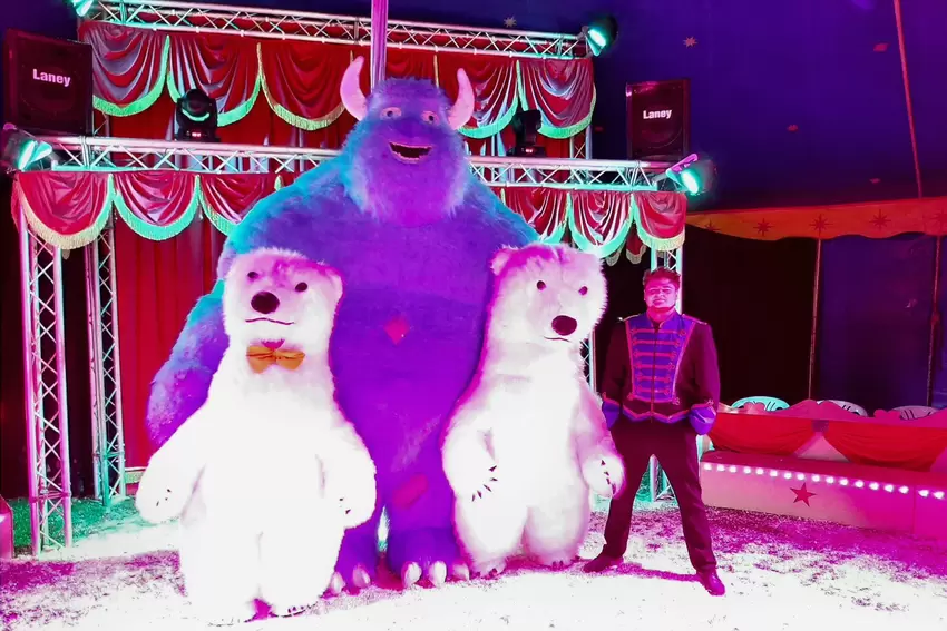 Maurice Lauenburger mit den Maskottchen in der Manege. In den Plüschfiguren stecken Familienmitglieder.