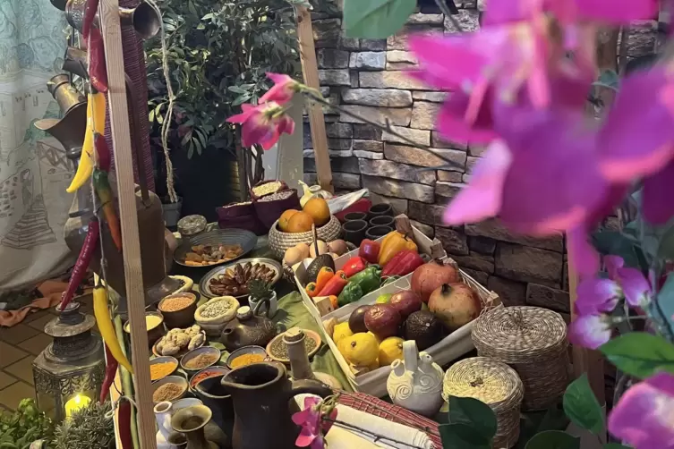 Ein Marktstand darf im Ostergarten auch nicht fehlen.