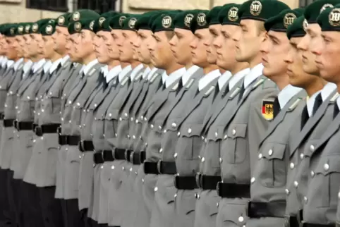 Rekruten im Sommer 2009 bei einem öffentlichen Gelöbnis vor dem Reichstagsgebäude in Berlin. Derzeit wird darüber gestritten, ob
