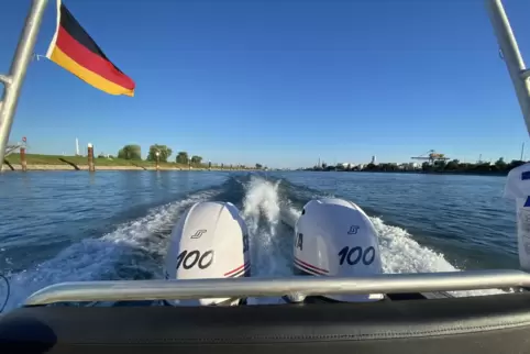 Mit der Feuerwehr unterwegs auf dem Rhein bei Frankenthal: Der Fluss verbindet die drei Städte in der Vorderpfalz.