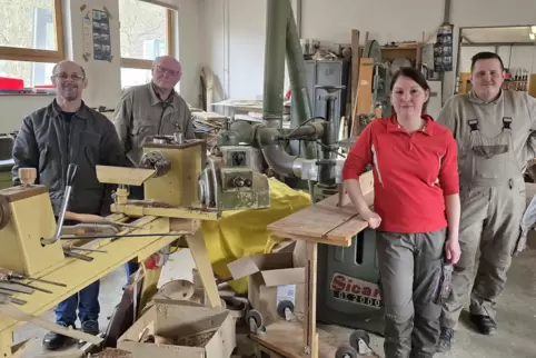 Sarah Wagner und Michael Birner (rechte Seite) führen in dritter Generation den Meisterbetrieb in Waldfischbach-Burgalben. Tisch