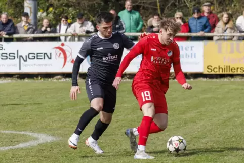 Rüssingens Spielertrainer Behcet Öztürk verfolgt Felix Metzinger vom TuS Steinbach.