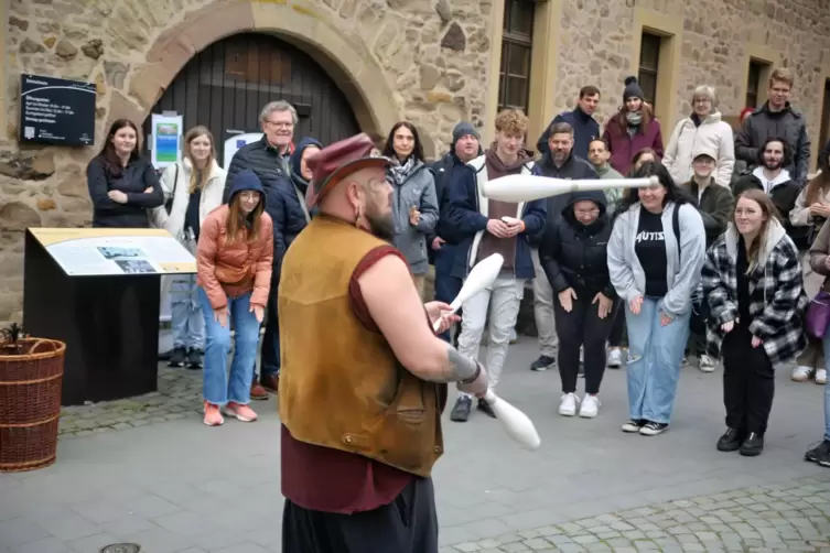 Zum Rahmenprogramm geh&ouml;rte im Ziel auf Burg Lichtenberg der Auftritt eines Gauklers. 
