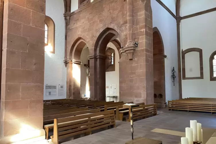 Zur Fastenzeit ist das Kircheninnere dezenter geschm&uuml;ckt.