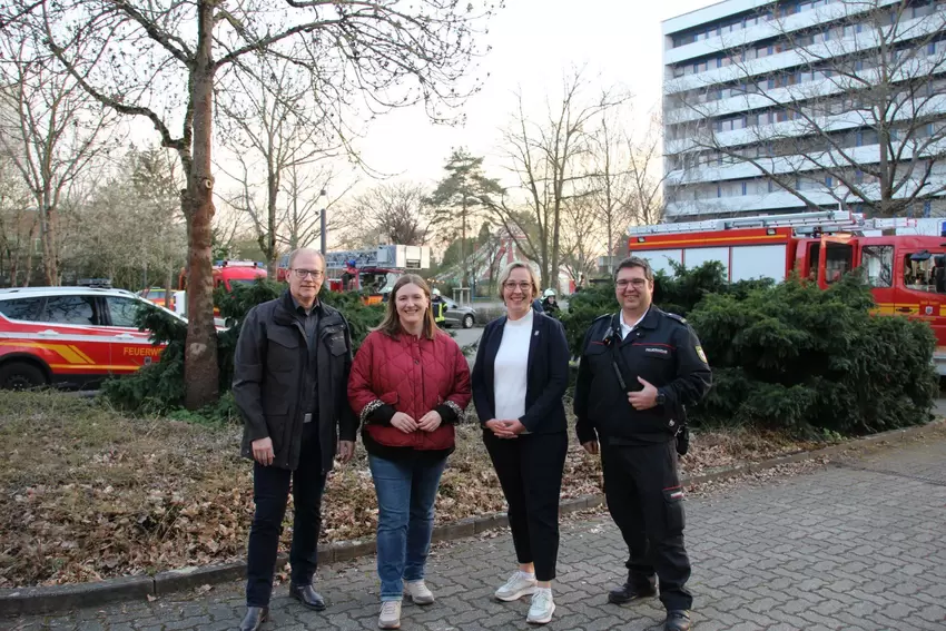 Ministerin Katharina Binz und Oberbürgermeisterin Stefanie Seiler machen sich ein Bild vom Ablauf der Notfallübung (von links na