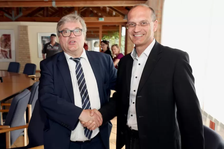 Karl Dieter Wünstel setzte sich bei der Wahl 2017 gegen Uwe Schwind (links) durch. Der Wahlverlierer gratuliert dem Nachfolger.