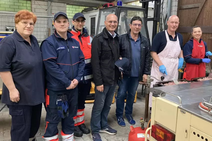 Hochwasser-Einsatz in der VG: In der Halle der Malteser wurden die warmen Mahlzeiten für die Einsatzkräfte zubereitet. Wünstel i