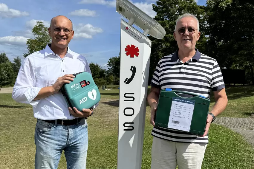 Im vergangenen Jahr wurde der Baggersee Jockgrim mit einem Defibrillator ausgestattet. Rechts im Bild Ortsbürgermeister German G