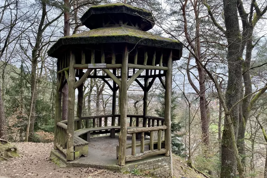Der Wilhelms-Pavillon ist nur wenige Meter entfernt von der Brandstätte. Die Flammen haben das kleine Häuschen zum Glück nicht e