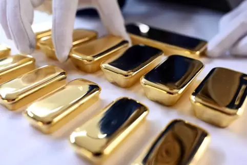 In einem Fall haben leichtgläubige Opfer den Betrügern Goldbarren im Wert von mehr als einer halben Million Euro überreicht. 