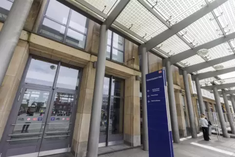 Der Angeklagten wird vorgeworfen, im Sommer 2024 einen Mann im Kaiserslauterer Hauptbahnhof erstochen zu haben. Dieser hatte ihr