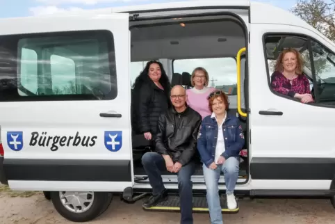 Die Menschen, die hinter dem Bürgerbus stehen: (von links) Beigeordnete Kirsten Ohlinger-Stauder, Heiko Schünemann, Pia Scherb, 