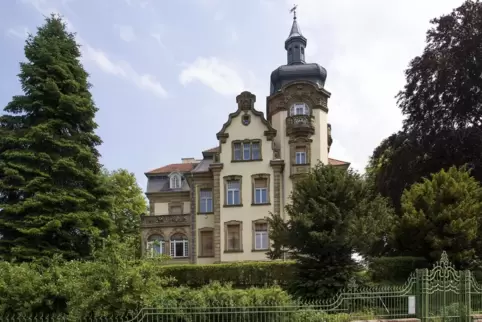 Fährt man vom Fashion Outlet den Berg hinab in Richtung Innenstadt, ist links der Straße die Villa Ipser zu sehen.