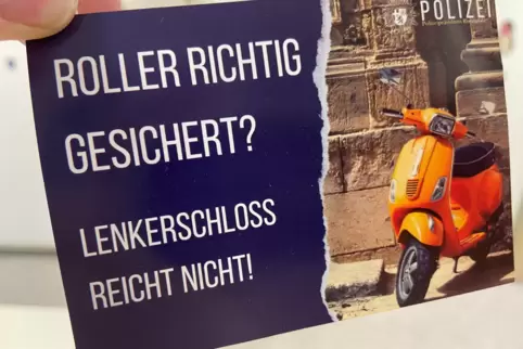 Solche an Rollern angebrachte Hinweise waren Teil der Aufklärungskampagne der Polizei. 