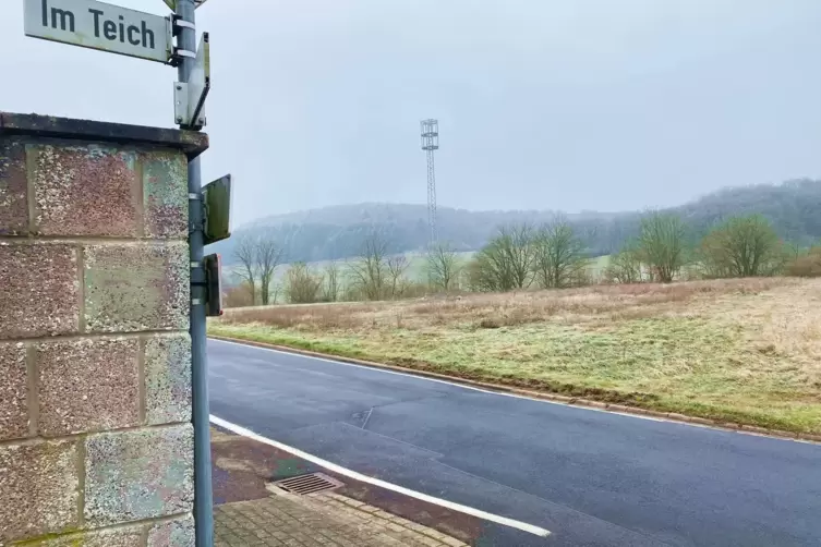 K&uuml;nftig wird hier die Feuerwehr U.L.M ausr&uuml;cken: Auf dem Gel&auml;nde gegen&uuml;ber dem Friedhof entsteht das neue Ger&auml;tehaus. 