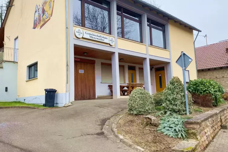 Auch nicht eben modern: Die Feuerwehr Merzweiler parkt ihren Anh&auml;nger hinter dem Holztor links unten im Dorfgemeinschaftshaus. 