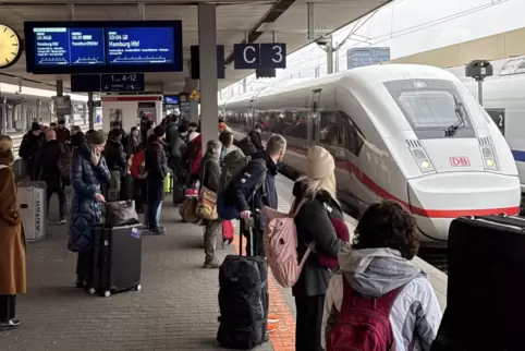 Der ICE 770 fährt während der Bauarbeiten zwischen Hanau und Fulda erst ab Mannheim und erreicht Hamburg planmäßig eine Stunde s