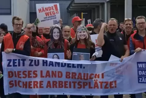 Vor der Betriebsversammlung bei Daimler Truck in Wörth haben Mitarbeiter demonstriert. 