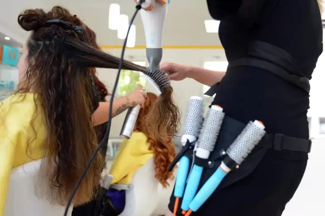 Weil sie nach sechs Wochen Lockdown Überstunden schoben, müssen Friseurinnen nun Geld zurückzahlen.