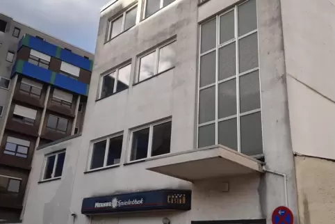 In diesem Gebäude Im Winkel am Wall soll in den oberen Stockwerken Cannabis angebaut werden. Im Hintergrund ist das Nardini-Kran