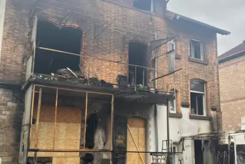 Die Rückansicht des Hauses zeigt, wie stark es vom Feuer zerstört wurde. 