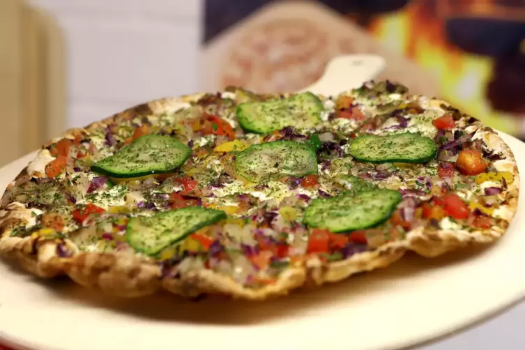 Unter anderem mit Zucchini und gelber Paprika ist der vegane Flammkuchen belegt. Die Zutaten, beispielsweise das Gem&uuml;se, kommen 