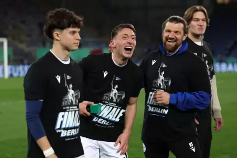Unfassbar: Der Toschütze zum 1:1, Marius Wörl (2.v.l), feiert den Einzug von Drittligist Arminia Bielefeld ins Pokalfinale.