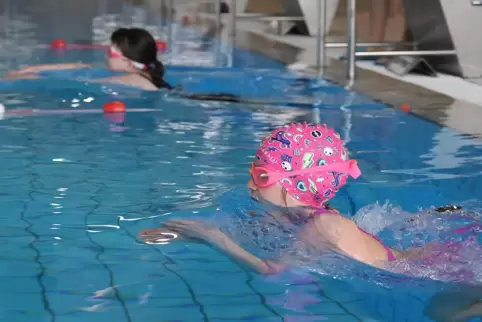 Mit und ohne Kappe beim Schwimmfest der Grundschulen im Plub: vorne Liah Müller (Grundschule Horeb), dahinter Marleen Röthel (Ru