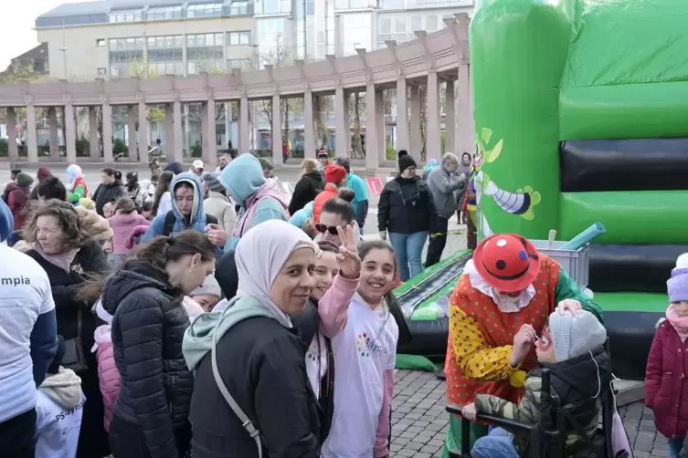 Andrang bei H&uuml;pfburg und Schminkstation.