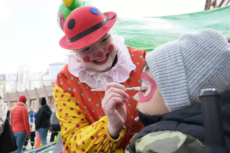 Natalia Holturenko schminkt den kleinen Mohamed. 